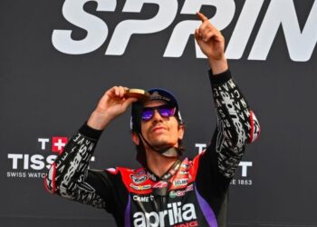 BANGKIT LAGI: Maverick Vinales dan Aprilia saat menerima piala tropi pertama beberapa waktu lalu. (Foto Ilustrasi: Gaspol.co.id)