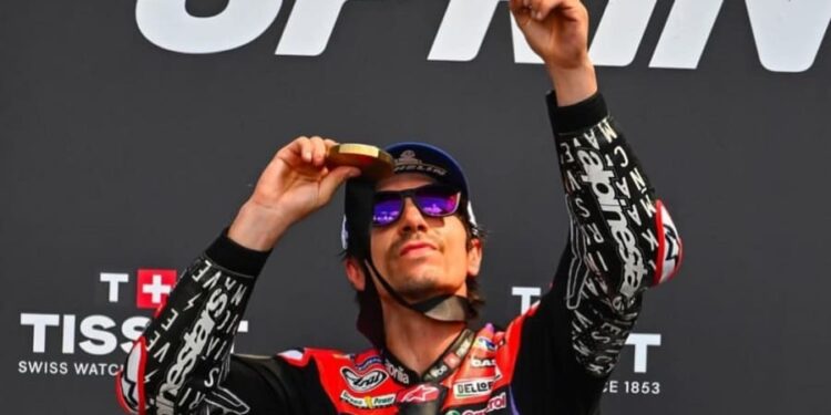 Lorenzo Bertekad Bisa Membangunkan Mental “Pembunuh” Vinales di MotoGP 1 BANGKIT LAGI: Maverick Vinales dan Aprilia saat menerima piala tropi pertama beberapa waktu lalu. (Foto Ilustrasi: Gaspol.co.id)