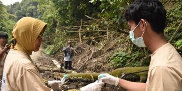 Cegah Risiko Penyakit, Tim ILUNI FMIPA UI Periksa Sumber Air Warga di Kabupaten Agam
