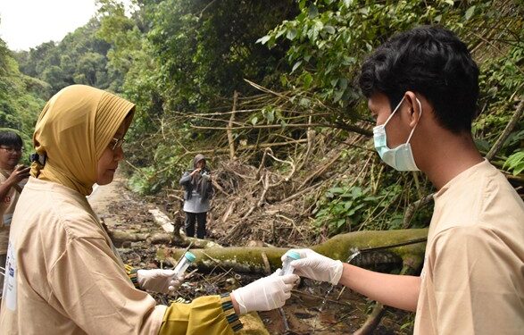 Cegah Risiko Penyakit, Tim ILUNI FMIPA UI Periksa Sumber Air Warga di Kabupaten Agam