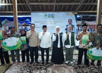 Menhut Serahkan SK TORA dan SK HKm Transformasi kepada Masyarakat Banyuwangi