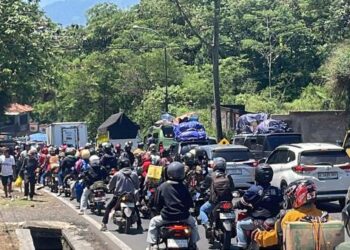 Kendaraan Melintas Saat Sistem Satu Arah Sepenggal di Jalur Nagreg