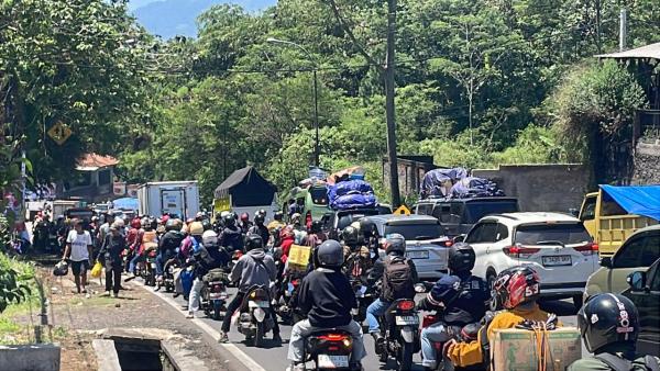 Kendaraan Melintas Saat Sistem Satu Arah Sepenggal di Jalur Nagreg 1 Kendaraan Melintas Saat Sistem Satu Arah Sepenggal di Jalur Nagreg