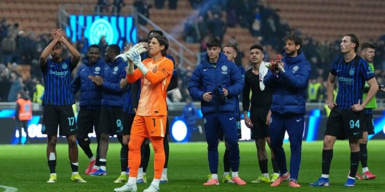 Jelang Laga Derby, AC Milan Dalam Posisi Tertekan 1 LAGA DERBY: Para pemain Inter Milan menyapa para suporter seusai laga Serie A/Liga Italia antara Inter vs Genoa di Milan, Italia pada Sabtu (28/2/2026). (Foto Ilustrasi: AP Photo/Antonio Calanni)