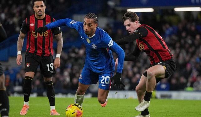 Duel Chelsea vs PSG Menggugah Memori Lama 1 LAGA SENGIT: Pemain Chelsea, Joao Pedro, berduel dengan pemain Bournemouth, Alex Scott, dalam pertandingan Premier League pada Rabu (31/12/2025). (Foto: (c) AP Photo/Kin Cheung)