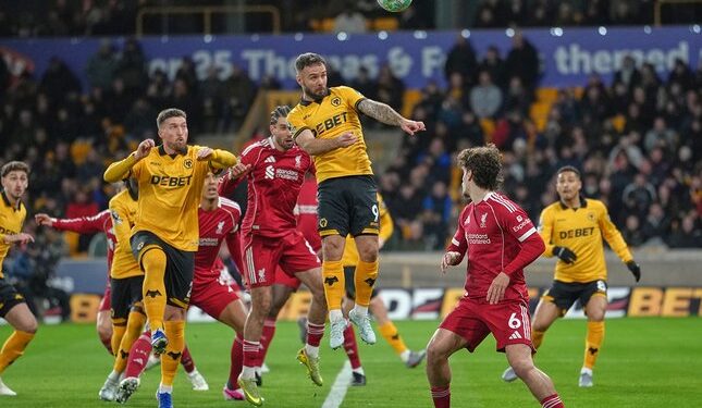 AKSI LAPANGAN: Adam Armstrong menyundul bola dalam laga Liga Inggris antara Wolverhampton vs Liverpool di Molineux Stadium pada 4 Maret 2026. (Foto: (c) AP Photo/Dave Shopland)