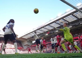 DEBUT POSITIF: Virgil van Dijk mencetak gol di laga Liverpool vs West Ham pada Sabtu (28/02/2026). (Foto: (c) AP Photo/Jon Super)