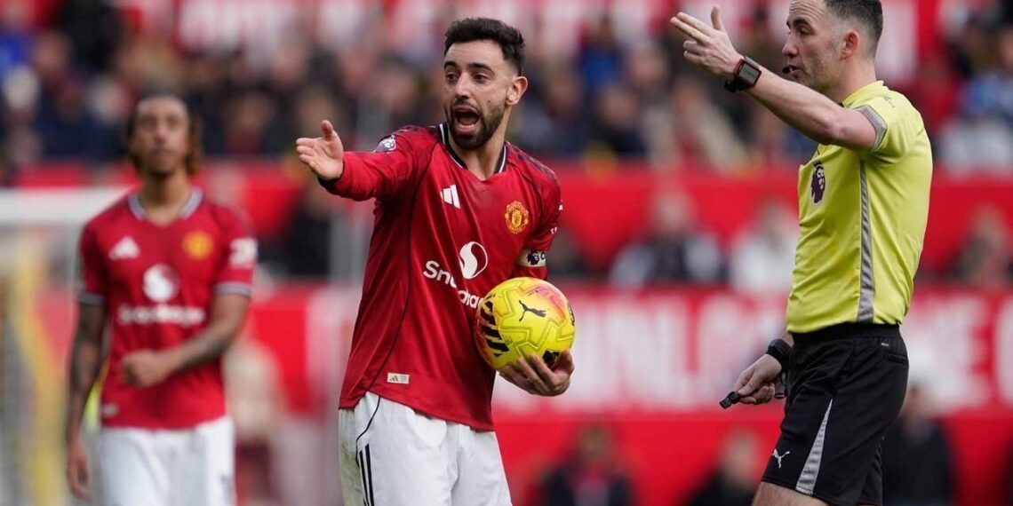 Man Utd vs Aston Villa Berebut Tiket Ke Musim Depan 1 PERSAINGAN SENGIT: Gelandang Manchester United, Bruno Fernandes, beradu argumen dengan wasit dalam laga Premier League melawan Crystal Palace pada Minggu (1/3/2026). (Foto: (c) AP Photo/Dave Thompson)