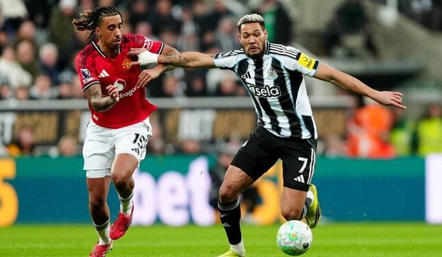 HASIL PAHIT: Pemain Manchester United, Leny Yoro (kiri), dan pemain Newcastle United, Joelinton, beraksi dalam laga Premier League pada Kamis (5/3/2026) dini hari WIB. (Foto: (c) Owen Humphreys/PA via AP)