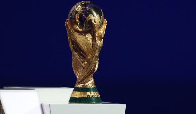 PIALA DUNIA: Trofi Piala Dunia dipajang saat drawing Piala Dunia 2026 di Kennedy Center di Washington pada 5 Desember 2025. (Foto: (c) Dan Mullan/Pool Photo via AP)
