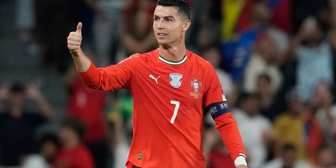 Rekor Cristiano Ronaldo Cetak Gol Belum Tertandingi 1 TOP SKOR: Penyerang dan kapten Timnas Portugal, Cristiano Ronaldo, saat tampil di Kualifikasi Piala Dunia 2026 melawan Hungaria pada 14 Oktober 2025. (Foto: (c) AP Photo/Armando Franca)