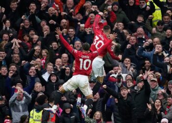 UJI KETAHANAN: Selebrasi Matheus Cunha dan Benjamin Sesko di laga Manchester United vs Aston Villa pada Minggu (15/03/2026). (Foto Ilustrasi: (c) AP Photo/Dave Thompson)