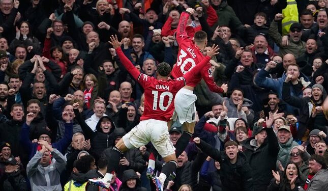 Ambisi Setan Merah Pertahankan Posisi di Peringkat Tiga Klasemen 1 UJI KETAHANAN: Selebrasi Matheus Cunha dan Benjamin Sesko di laga Manchester United vs Aston Villa pada Minggu (15/03/2026). (Foto Ilustrasi: (c) AP Photo/Dave Thompson)