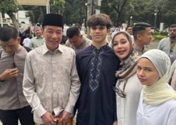 Momen Hangat Idulfitri: Ayu Azhari Ajak Buah Hati Bertemu Jokowi di Masjid Al Bina
