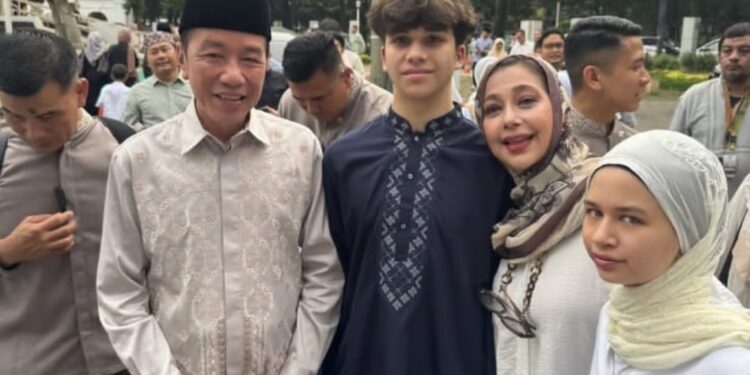 Momen Hangat Idulfitri: Ayu Azhari Ajak Buah Hati Bertemu Jokowi di Masjid Al Bina