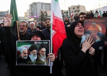 DUKA MENDALAM: Rakyat Iran berduka setelah pemimpin tertinggi negara mereka, Ayatollah Ali Khamenei, dilaporkan tewas akibat serangan AS-Israel. (Foto: Majid Asgaripour/WANA via REUTERS)