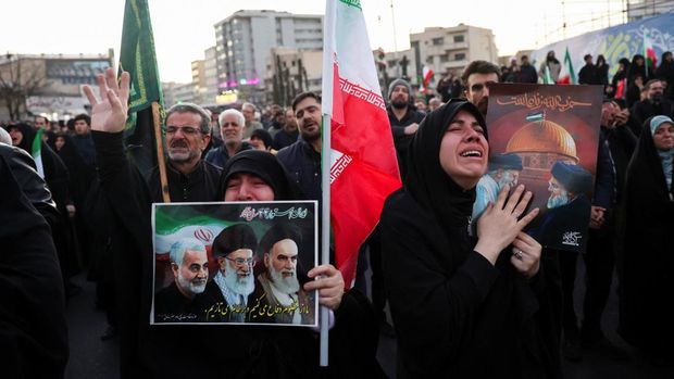 Media AS Sebut Ada Andil Arab Saudi di Balik Serangan Militer Ke Iran 1 DUKA MENDALAM: Rakyat Iran berduka setelah pemimpin tertinggi negara mereka, Ayatollah Ali Khamenei, dilaporkan tewas akibat serangan AS-Israel. (Foto: Majid Asgaripour/WANA via REUTERS)