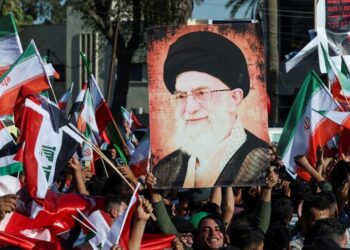 DUKA MENDALAM: Demonstran memegang potret Pemimpin Tertinggi Iran Ayatollah Ali Khamenei saat warga Irak menghadiri unjuk rasa untuk menunjukkan solidaritas dengan Iran di tengah konflik Iran-Israel di distrik Syiah Kadhimiya, Baghdad, Irak pada 21 Juni 2025. (Foto Ilustrasi: s(REUTERS/Ahmed Saad)