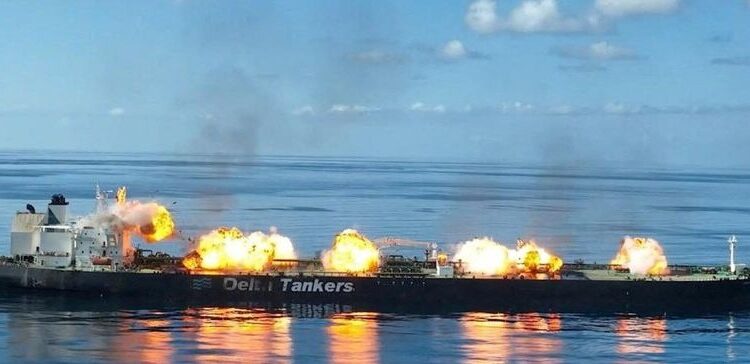 STOP PASOKAN: Sebuah kapal tanker terbakar. (Foto:Ilustrasi via REUTERS/Houthi Military Media)