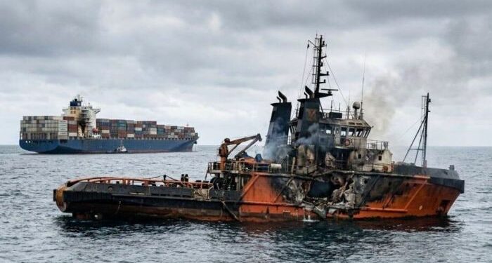 TERBAKAR: Kapal tugboat Musaffah 2 yang terbakar dan tenggelam di Selat Hormuz. (Foto: Faktualid.com)