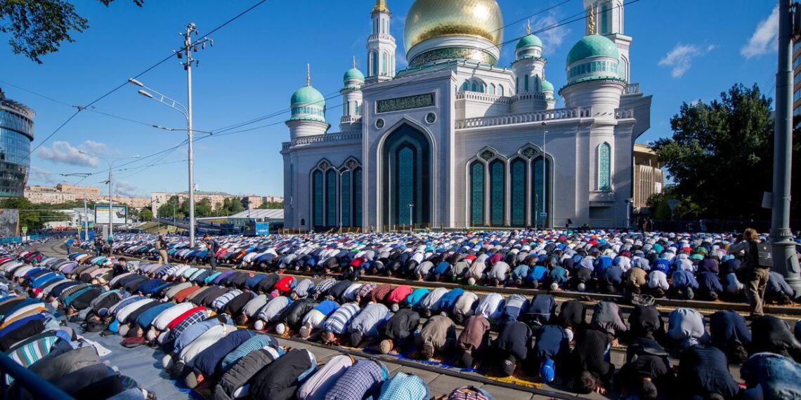 Inggris Imbau Umat Muslim dan Warga Keturunan Asia Hemat Air 1 SALAT JAMAAH: Muslim melaksanakan salat berjamaah (Foto Ilustrasi: AFP)