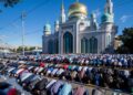 Inggris Imbau Umat Muslim dan Warga Keturunan Asia Hemat Air 8 SALAT JAMAAH: Muslim melaksanakan salat berjamaah (Foto Ilustrasi: AFP)