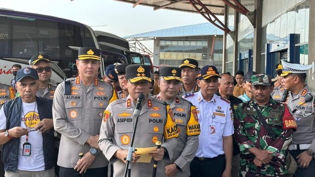 PMJ Terjunkan 6.812 Personel Gabungan dan Bangun 95 Pos Pengamanan Mudik 1 ARUS MUDIK: Kapolda Metro Irjen Pol Asep Edi Suheri menjelaskan pengamanan menjelang arus mudik dan balik Idul Fitri 1447 H. (Foto: Arsip Polda Metro Jaya)