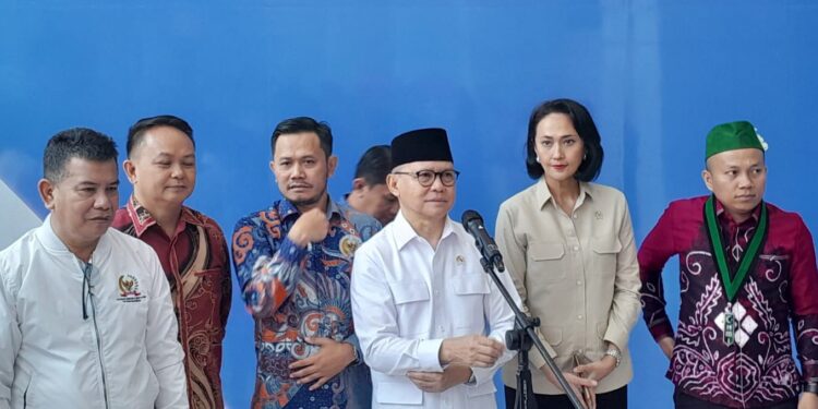 KERJA SAMA LEMBAGA: Menteri Pelindungan Pekerja Migran Indonesia (P2MI) Mukhtarudin (kopiah hitam) memberikan keterangan pers di Auditorium KemenP2MI, Pancoran, Jakarta Selatan pada Kamis (5/3/2026). (FOTO: HARIS SUNANDAR/KORANINDOPOS.COM)