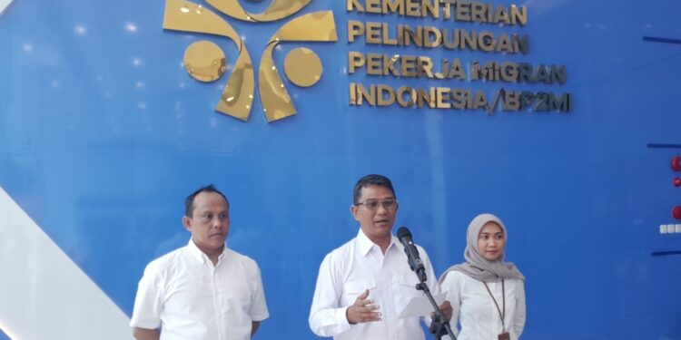 KETERANGAN PERS: Direktur Jenderal Pelindungan KemenP2MI Rinardi memberikan keterangan pers. (FOTO: HARIS SUNADAR/KORANINDOPOS.COM)