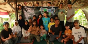 KEPEDUALIAN KONKRET: Seremonial soft opening Rumah Belajar Ciliwung Ceria di Kampung Lebak Pajero, kawasan bantaran Sungai Ciliwung, Kelurahan Pejaten Timur, Pasar Minggu, Jakarta Selatan pada Sabtu (14/3/2026). (FOTO: WAYTRI/KORANINDOPOS.COM)