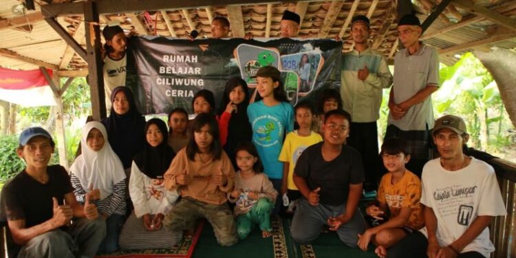 KEPEDUALIAN KONKRET: Seremonial soft opening Rumah Belajar Ciliwung Ceria di Kampung Lebak Pajero, kawasan bantaran Sungai Ciliwung, Kelurahan Pejaten Timur, Pasar Minggu, Jakarta Selatan pada Sabtu (14/3/2026). (FOTO: WAYTRI/KORANINDOPOS.COM)