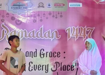 Student One Islamic School Gelar Acara Tahunan Blessing Ramadan 4 BERKAH RAMADAN: Raihan Ahnaf Hamizan dan Azkia Arumi Muttamimmah dalam satu adegan drama di Blessing Ramadan 1447 H Student One Islamic School di Gunung Sindur, Kabupaten Bogor pada Kamis (12/3/2026). (FOTO: HARIS SUNANDAR/KORANINDOPOS.COM)