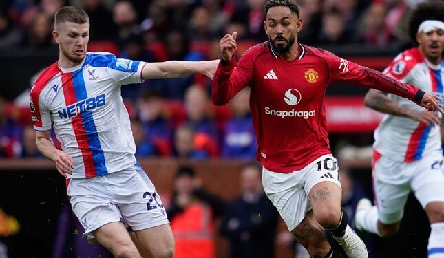 TAMPIL STABIL: Adam Wharton (kiri) mencoba merebut bola dari kaki Matheus Cunha di laga Manchester United vs Crystal Palace. (Foto: (c) AP Photo/Dave Thompson)