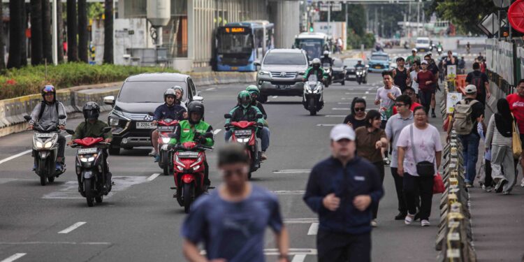 Warga Tetap Berolahraga di Jalan MH Thamrin Meski HBKB Ditiadakan Saat Libur Lebaran 1 Warga Tetap Berolahraga di Jalan MH Thamrin Meski HBKB Ditiadakan Saat Libur Lebaran