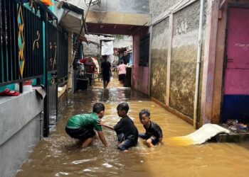 Hari Kedua Lebaran 2026, Warga Ciracas Masih Dikepung Banjir
