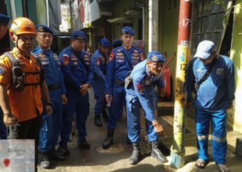 Ditpolairud Polda Metro Jaya Bersama Satgas Bang Jasri Bersihkan Permukiman Terdampak Banjir di Kebon Pala