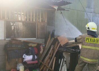 Kebakaran Hanguskan Tiga Rumah dan Lapak Barang Bekas di Cakung 