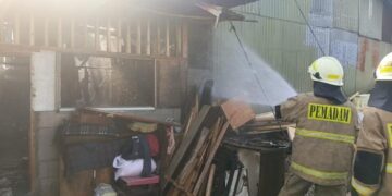 Kebakaran Hanguskan Tiga Rumah dan Lapak Barang Bekas di Cakung 