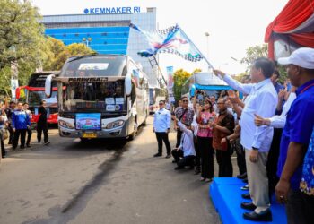 Kemnaker Melepas Peserta Mudik Gratis bagi 12.690 Pekerja dan Ojol