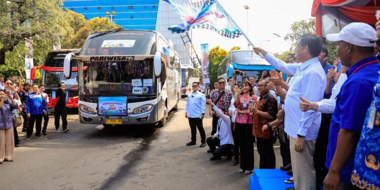 Kemnaker Melepas Peserta Mudik Gratis bagi 12.690 Pekerja dan Ojol