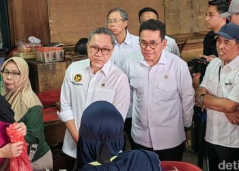Zulhas dan Mendag Tinjau Pasar Minggu, Harga Plastik Jadi Sorotan Pedagang