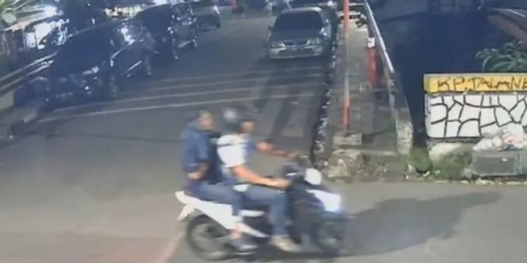 Polisi Ungkap Rekaman CCTV Pelaku Penyiraman Air Keras Aktivis Kontras 1 Polisi Ungkap Rekaman CCTV Pelaku Penyiraman Air Keras Aktivis Kontras