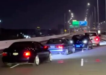 Aksi Konvoi Mobil Zig-Zag di Tol Becakayu Berakhir dengan Teguran Polisi 4 Aksi Konvoi Mobil Zig-Zag di Tol Becakayu Berakhir dengan Teguran Polisi