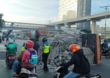 Truk Muatan Hebel Terguling di Gatot Subroto Jaksel, Lalu Lintas Sempat Tersendat