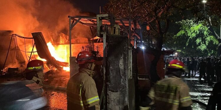 Percikan Mirip Kembang Api di Depok Ternyata Kebakaran Gudang Ekspedisi