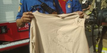 Aksi Dramatis di Tengah Kebakaran: Ayah Lempar Baju Berisi Pesan Demi Selamatkan Bayinya