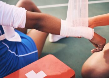 CEDERA RINGAN: Seorang olahragawan mengalami cedera saat sesi latihan. (Foto Ilustrasi: dr.bella pricylla/flexfreeclinic.com)