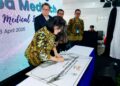 INDUSTRI KESEHATAN: Dirjen Farmalkes-Kemenkes RI Dr. Dra. L. Rizka Andalusia menandatangani peresmian operasional Kantor dan Fasilitas Produksi PT Dua Rimba Medtech Indonesia di Cikarang, Kabupaten Bekasi pada Rabu (29/4/2026). (FOTO: SHANTY AULIA/KORANINDOPOS.COM)