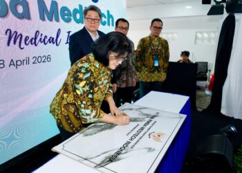 INDUSTRI KESEHATAN: Dirjen Farmalkes-Kemenkes RI Dr. Dra. L. Rizka Andalusia menandatangani peresmian operasional Kantor dan Fasilitas Produksi PT Dua Rimba Medtech Indonesia di Cikarang, Kabupaten Bekasi pada Rabu (29/4/2026). (FOTO: SHANTY AULIA/KORANINDOPOS.COM)