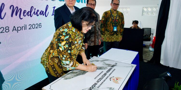 INDUSTRI KESEHATAN: Dirjen Farmalkes-Kemenkes RI Dr. Dra. L. Rizka Andalusia menandatangani peresmian operasional Kantor dan Fasilitas Produksi PT Dua Rimba Medtech Indonesia di Cikarang, Kabupaten Bekasi pada Rabu (29/4/2026). (FOTO: SHANTY AULIA/KORANINDOPOS.COM)